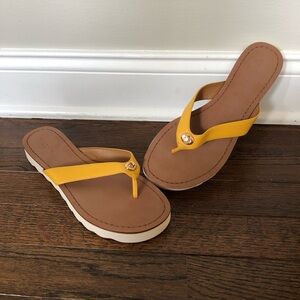 Coach Women’s 8 Shelly Turnlock Leather Flip-Flop Sandals w/Gold Buckle -EUC!